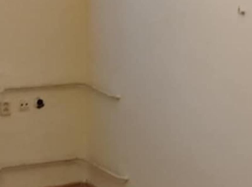 Stav pokoje po výmalbě a úklidu.